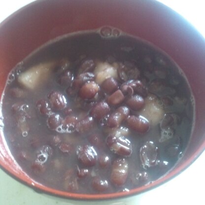 小豆を煮たので作りました☆お正月の冷凍お餅を使って、ほっこりおいしく頂きました(*^_^*)